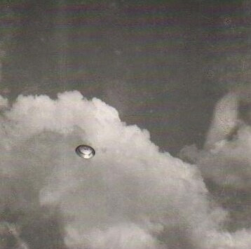 Picture of a UFO taken by Klarer in 1955. (Image source: http://www.universe-people.com/english/svetelna_knihovna/obrazky/beyond_the_light_barrier_obr_02.jpg)